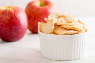 Kurutulmuş elma cips