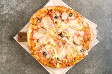 Salam ve sosis pizza