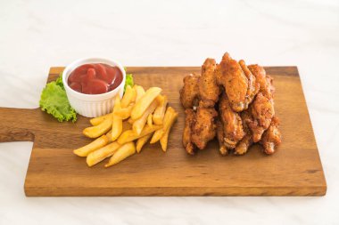 Kızarmış tavuk kanadı.