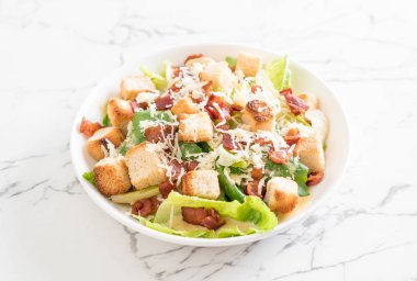 Sezar salatası masasında