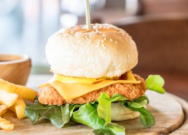 Peynirli hamburger ile kızarmış tavuk