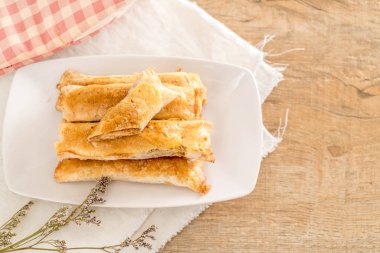 turta kurutulmuş rendelenmiş domuz ile sopa