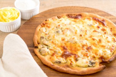 Kremalı mantarlı pizza