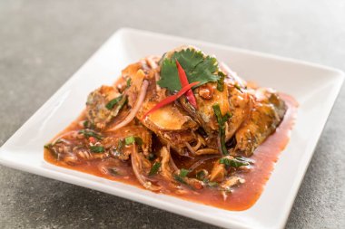 Baharatlı uskumru salatası