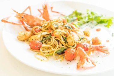 karides tavada kızartılmış spagetti