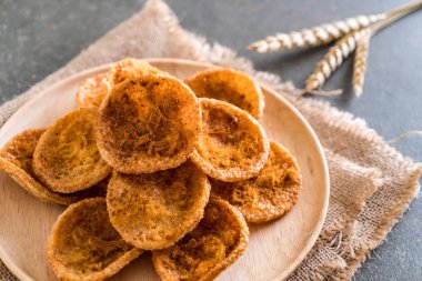 kurutulmuş rendelenmiş domuz etinin pirinç kraker