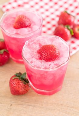 taze çilek smoothie 