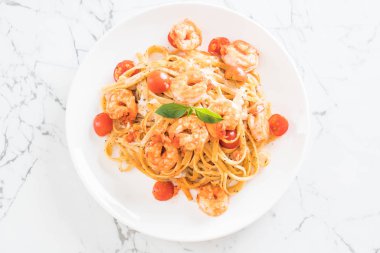 Spagetti karides, domates, fesleğen ve peynir ile 