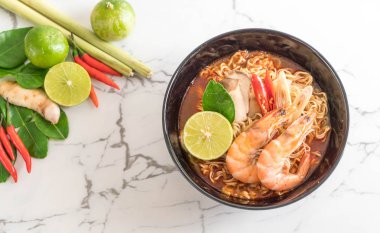 Karidesli baharatlı hazır şehriye çorbası.