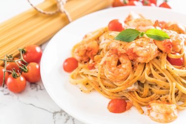 Spagetti karides, domates, fesleğen ve peynir ile 