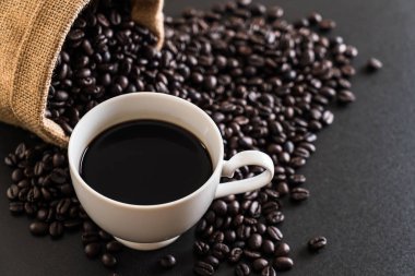 Kahve fincanı ve fasulye