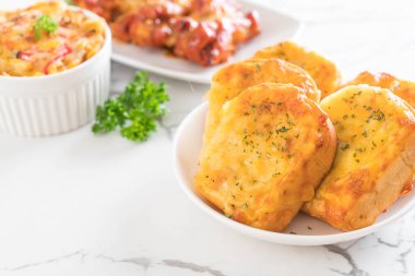 Ekmek ekmek peynir ve sarımsak ile