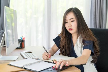 Cidden Asyalı kadın ofiste 