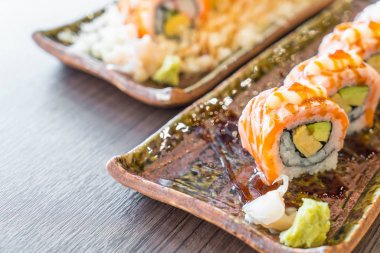 Izgara somon suşi roll