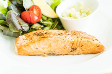 Somon steak salata ile