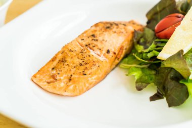 Somon steak salata ile