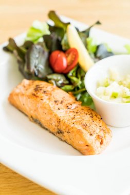 Somon steak salata ile