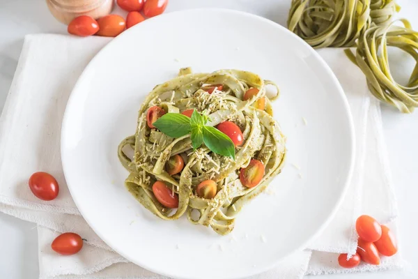 Fettuccino de espinafre com tomate — Fotografia de Stock