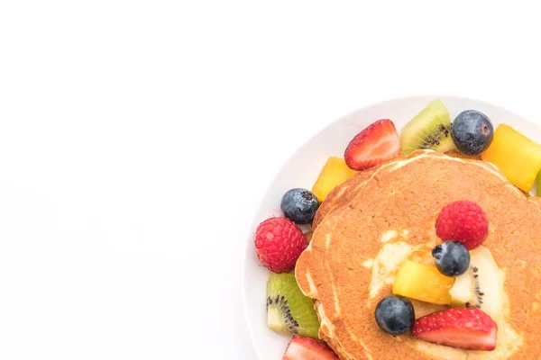 Panqueca com frutas de mistura (morango, mirtilos, framboesas, m — Fotografia de Stock