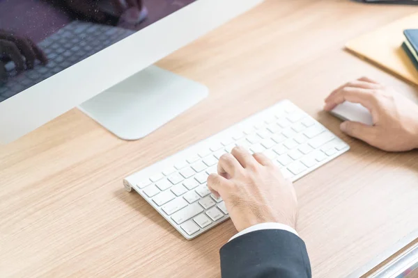 Close-up hand van zakenman met behulp van computer — Stockfoto