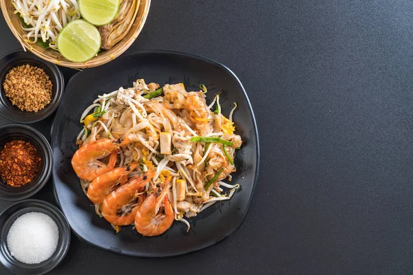 Fideos fritos tailandeses "Pad Thai" con camarones — Foto de Stock