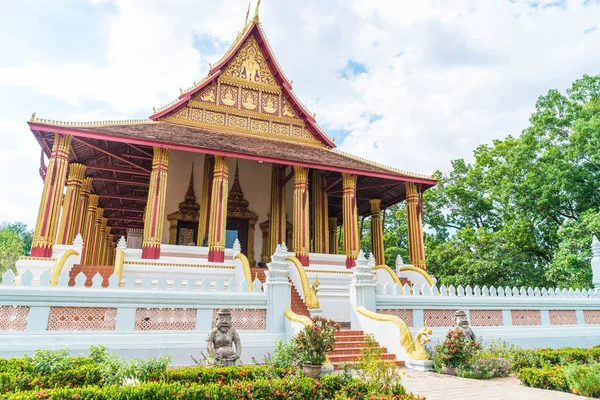 Belle architecture au temple Haw Phra Kaew — Photo