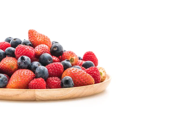 Mirtilo fresco, morango e rasberry em branco — Fotografia de Stock