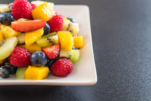 Buah segar campuran (strawberry, raspberry, blueberry, kiwi, mang — Stok Foto