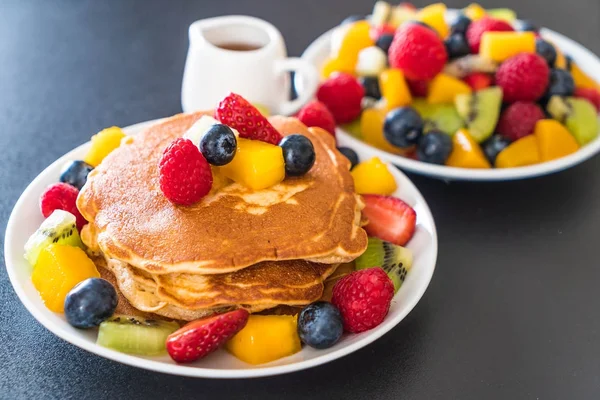 Pancake with mix fruits — Stock Photo, Image