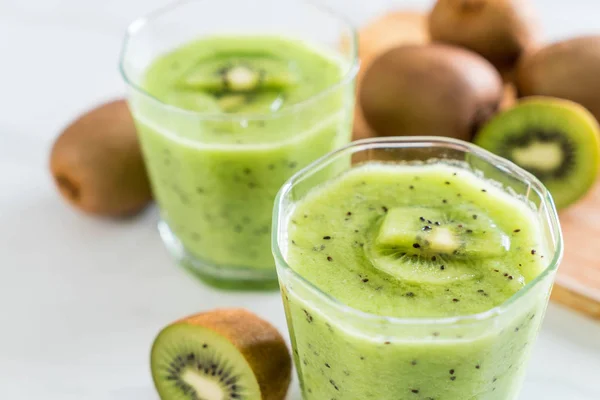 Gezonde verse kiwi smoothie in glas — Stockfoto
