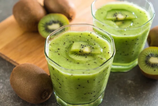 Egészséges, friss kiwi smoothie üveg — Stock Fotó