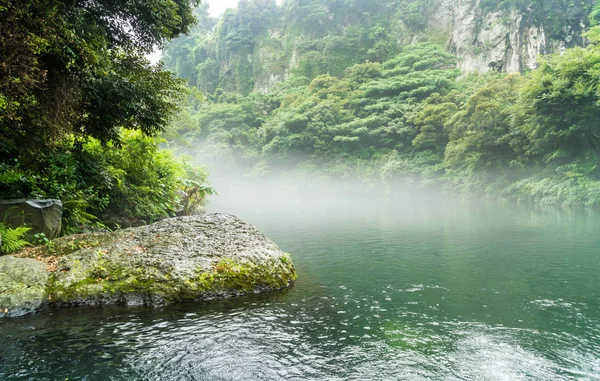 Garden Park στο Cheonjiyeon καταρράκτες στο νησί Jeju — Φωτογραφία Αρχείου