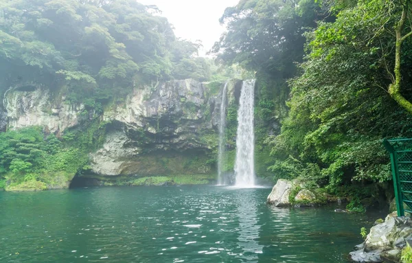 Cascades Cheonjiyeon dans l'île de Jeju — Photo