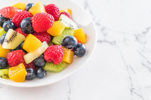 Gemengd vers fruit (aardbei, framboos, blueberry, kiwi, mang — Stockfoto
