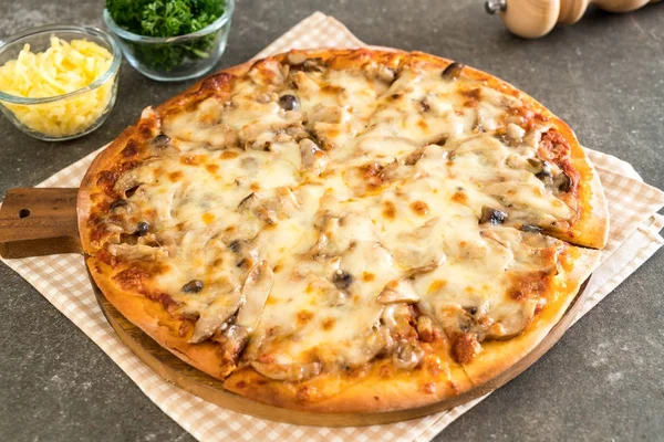 Mantarlı pizza miso sosu ile — Stok fotoğraf