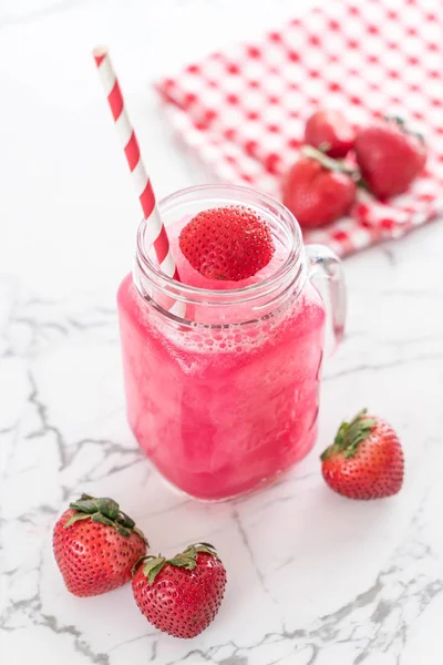 Smoothie de morango fresco — Fotografia de Stock