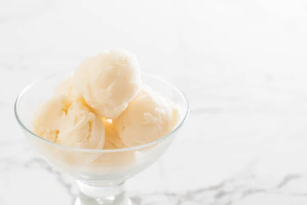 Vanilla ice-cream dalam cangkir — Stok Foto