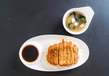 tepesinde pirinç (tonkatsu) ile miso çorbası kızarmış domuz eti