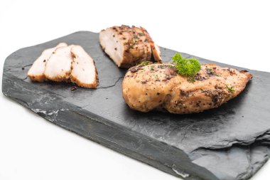 Kayrak plaka üzerinde ızgara tavuk fileto