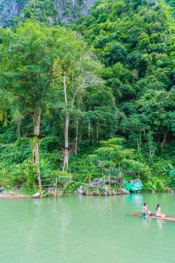 Vangvieng, Laos 13 Mayıs 2017: Turist Blue Lagoon tadını çıkarın