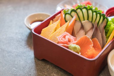 Pirinç bento kutusunda Ham taze sashimi