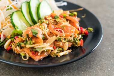 taze somon çiğ baharatlı salata