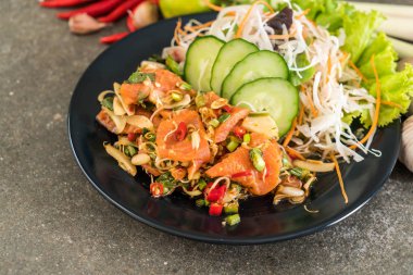 taze somon çiğ baharatlı salata