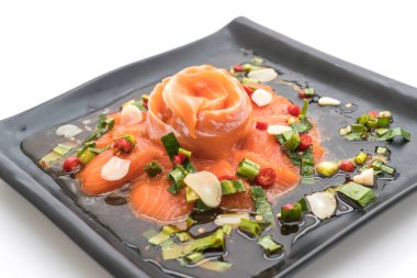 taze somon çiğ baharatlı salata