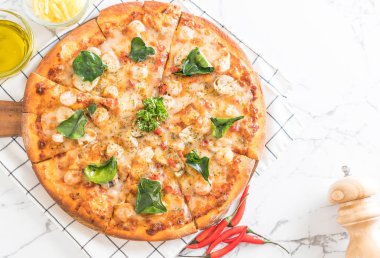 Baharatlı karides (Tom Yum) pizza