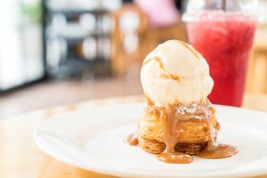 vanilyalı dondurma ve karamel soslu çıtır börek