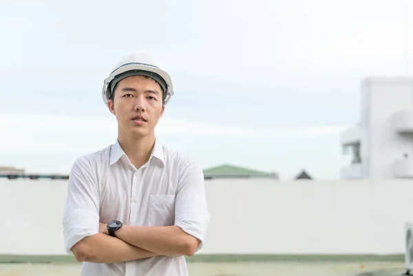 Joven ingeniero asiático con casco duro de seguridad blanco —  Fotos de Stock