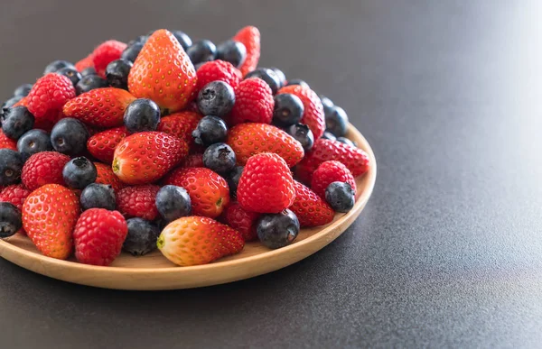 taze yaban mersini, çilek ve rasberry 