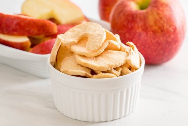 Kurutulmuş elma cips