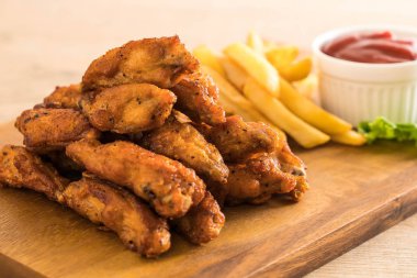 Kızarmış tavuk kanadı.